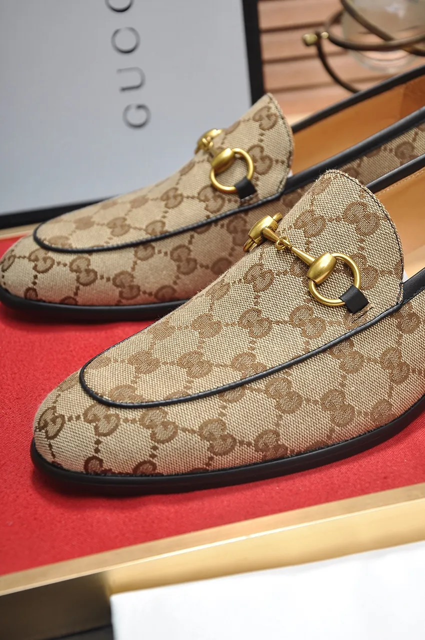 Men's shoes💰500💶Italy's top luxury men's shoe giant (GUCCI) (Gucci) (full cowhide lining) new arrival🍃Original European style🔰 Pleasant to the eye😍In order to make the shoes more durable and non-deformable🌀The production continues to follow traditional methods but there is still no lack of innovation💪Choose original sheepskin for the leather♻️ Smooth and natural And extra bright ⭐Made of imported cowhide, the first choice of rich people 38-45 (45 customized)